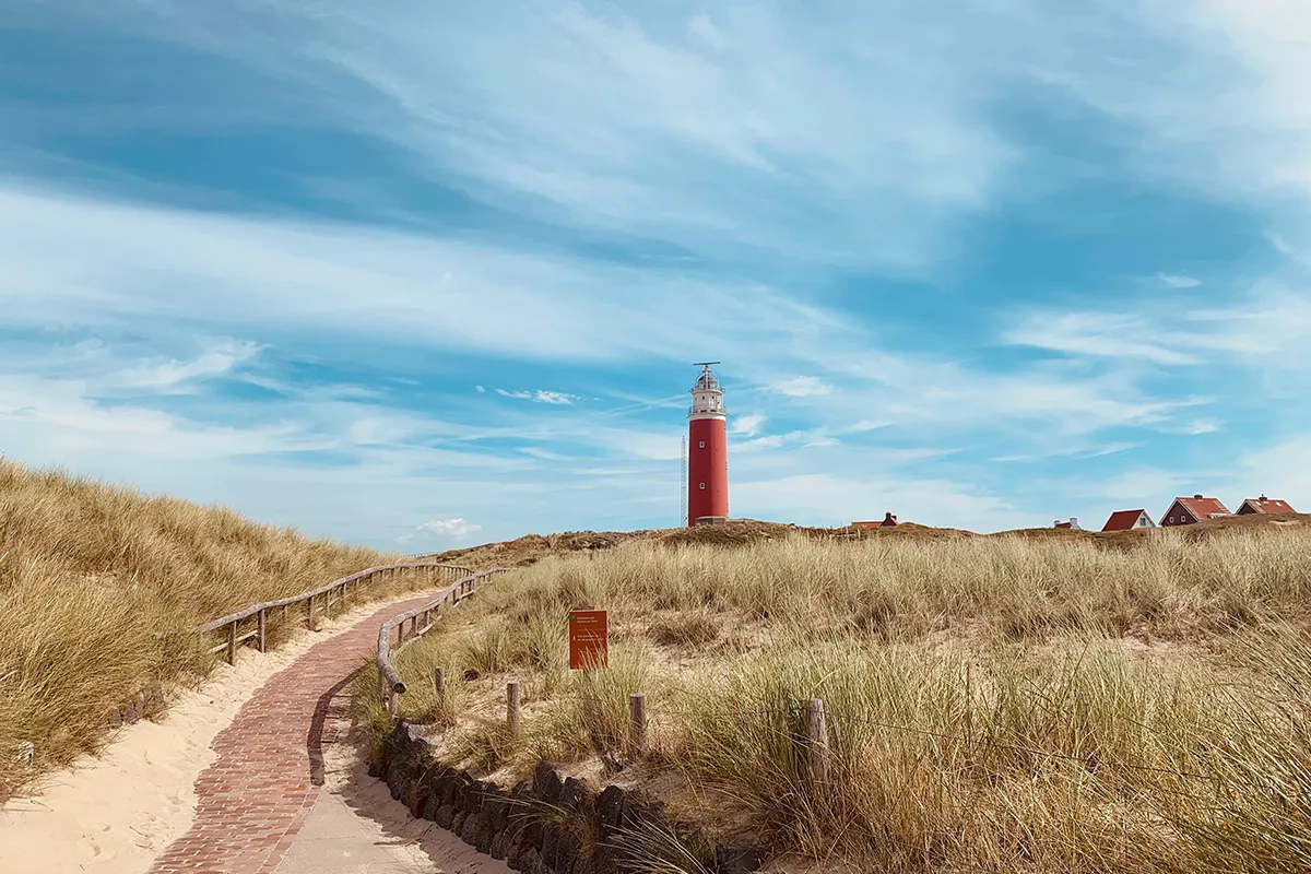 Isolatiesubsidie op Texel met vuurtoren en duinlandschap als herkenningspunt.